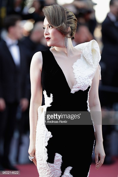 Lý Nhã Kỳ diện váy đen trắng quyến rũ trong ngày bế mạc LHP Cannes 2018 Lý Nhã Kỳ diện váy đen trắng quyến rũ trong ngày bế mạc LHP Cannes 2018